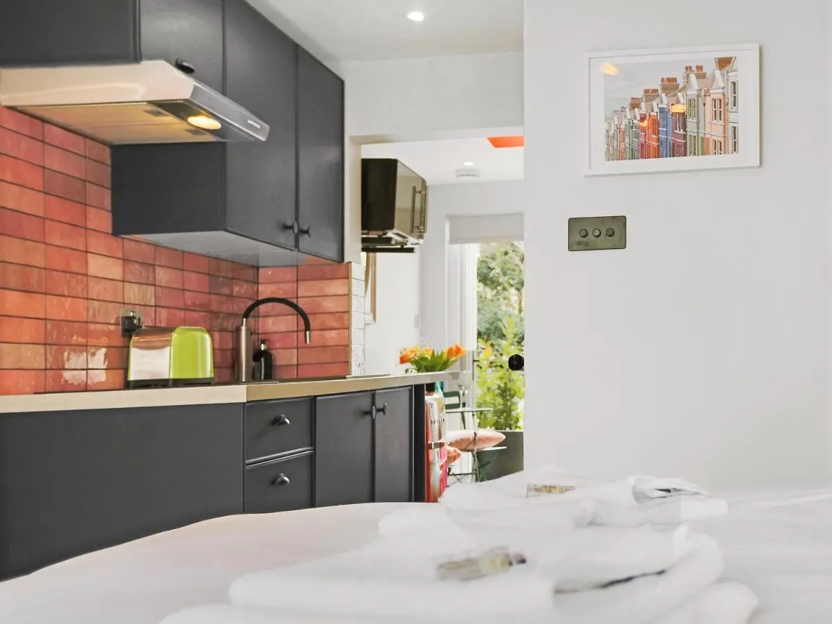 브라이턴 Tiny House With Parking & Patio By Cool Bloo 아파트 영국
